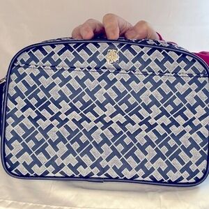 Tommy Hilfiger Crossbody Bag, SZ 9.5”x3”x6”, 2 Main Zip Pkts, Front Snap pocket